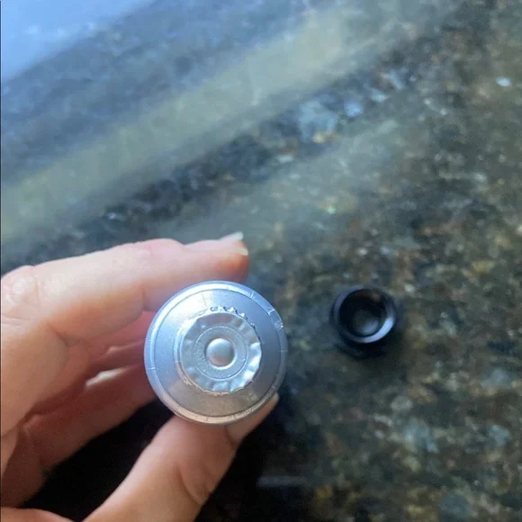 L'Occitane Bromelia Hand Cream - Picture 6 of 6